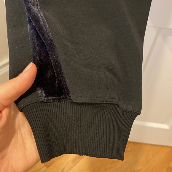 NWOT RARE Lululemon Velvet Trim On the Fly Jogger in Black, Size 8 - Picture 5 of 14